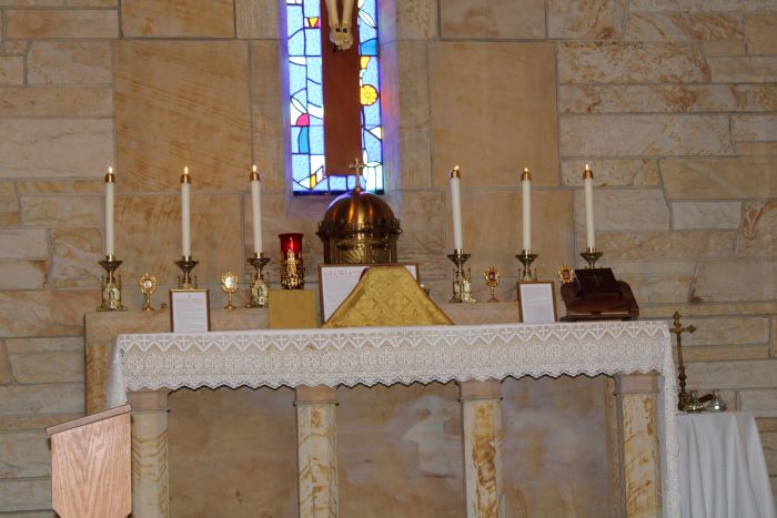 altar traditional latin mass